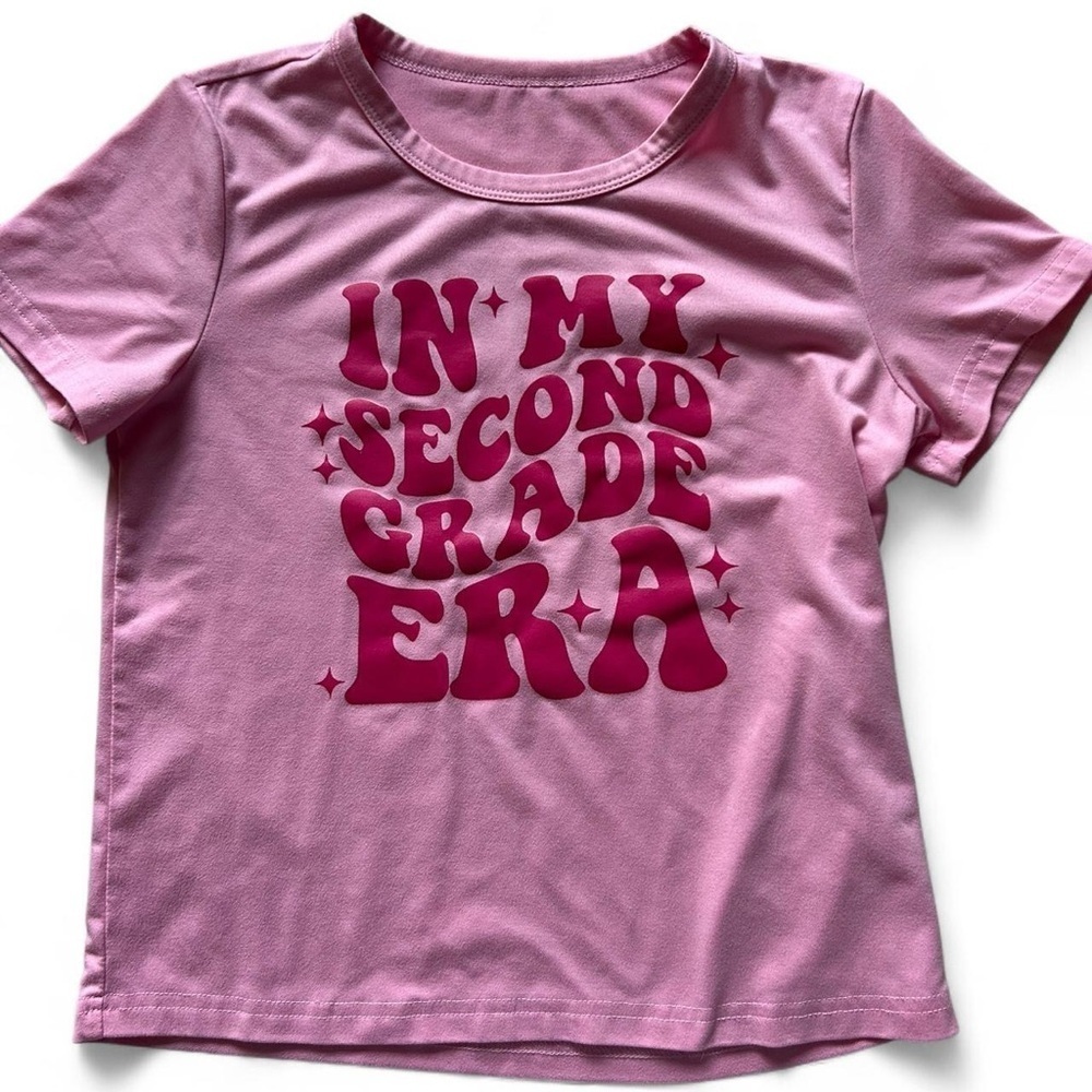 🎀 ✏️📚“In My Second Grade Era” Pink Tee – Size 130 (US 7/8) 🎀📚✏️
